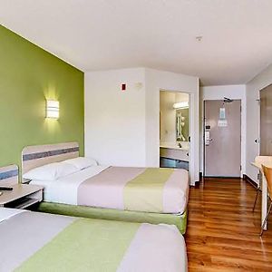 Super 8 By Wyndham Aurora East